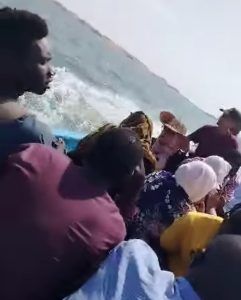 قبل غرق القارب بدقائق